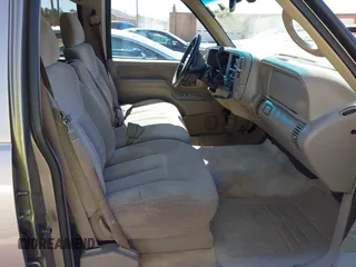 1999 Chevrolet Suburban with VIN 3GNEC16R1XG198724, listed as a IAAI auction lot 41812563 with 207,922 mi miles. Bid and sale history available at carsss.com. Image 5.