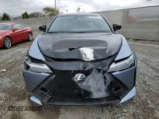 2023 Lexus RZ 450e Premium z VIN JTJAAAAB6PA009956, wystawiony jako Copart lot #48707855 z przebiegiem 6736 mil mil oraz Szkody całkowita. Historia ofert i sprzedaży dostępna na DreamBid. Obrazek 5.