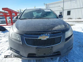2014 Chevrolet Cruze 1LT z VIN 1G1PC5SB0E7419345, wystawiony jako IAAI lot #41412379 z przebiegiem 114 282 mil mil oraz . Historia ofert i sprzedaży dostępna na DreamBid. Obrazek 12.