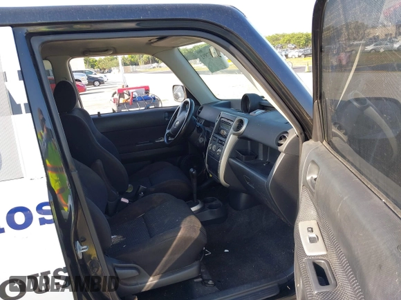 2006 Scion xB z VIN JTLKT324264043245, wystawiony jako IAAI lot #42137892 z przebiegiem 210 885 mil mil oraz . Historia ofert i sprzedaży dostępna na DreamBid. Obrazek 5.
