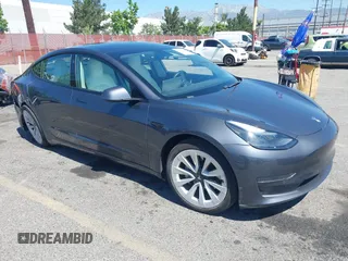 2021 Tesla Model 3 Standard Range Plus z VIN 5YJ3E1EA0MF908736, wystawiony jako IAAI lot #42229069 z przebiegiem 58 999 mil mil oraz . Historia ofert i sprzedaży dostępna na DreamBid. Obrazek 1.