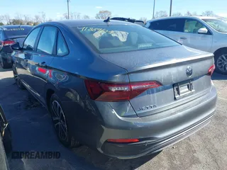 2024 Volkswagen Jetta Sport z VIN 3VWBM7BU6RM027295, wystawiony jako IAAI lot #41889109 z przebiegiem 8 446 mil mil oraz . Historia ofert i sprzedaży dostępna na DreamBid. Obrazek 3.