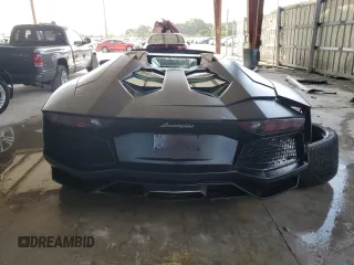 2015 Lamborghini Aventador z VIN ZHWUR1ZD5FLA03450, wystawiony jako Copart lot #53781224 z przebiegiem 8 471 mil mil oraz Szkoda całkowita • Salvage title. Historia ofert i sprzedaży dostępna na DreamBid. Obrazek 6.