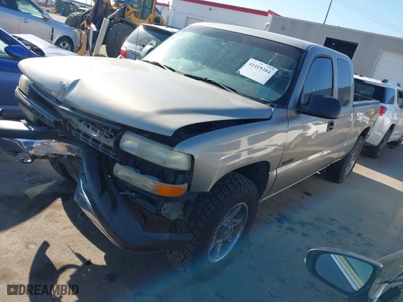 2000 Chevrolet Silverado 1500 LT with VIN 1GCEK19T2YE366690, listed as a IAAI auction lot 41419384 with 266,873 mi miles. Bid and sale history available at carsss.com. Image 2.
