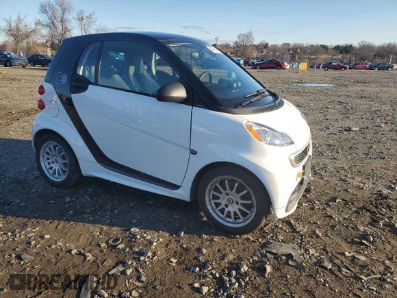 2013 Smart fortwo Passion z VIN WMEEJ9AA3DK715705, wystawiony jako Copart lot #50161425 z przebiegiem 22 667 mil mil oraz Tytuł czysty. Historia ofert i sprzedaży dostępna na DreamBid. Obrazek 4.