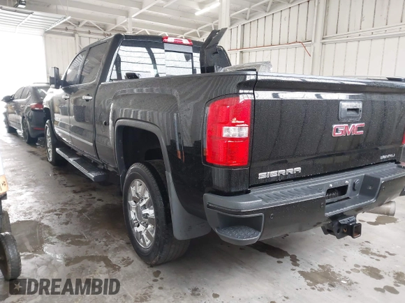 2016 GMC Sierra 2500HD Denali z VIN 1GT12UE82GF207890, wystawiony jako IAAI lot #41994971 z przebiegiem 101 221 mil mil oraz . Historia ofert i sprzedaży dostępna na DreamBid. Obrazek 3.