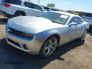 2010 Chevrolet Camaro 2LT z VIN 2G1FG1EV4A9143369, wystawiony jako IAAI lot #42238723 z przebiegiem 227 050 mil mil oraz . Historia ofert i sprzedaży dostępna na DreamBid. Obrazek 2.