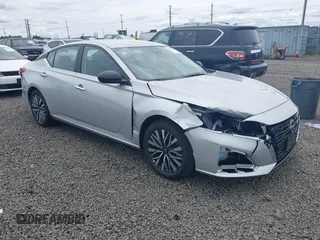 2025 Nissan Altima SV z VIN 1N4BL4DV6SN377635, wystawiony jako IAAI lot #42283032 z przebiegiem 2 393 mil mil oraz . Historia ofert i sprzedaży dostępna na DreamBid. Obrazek 1.