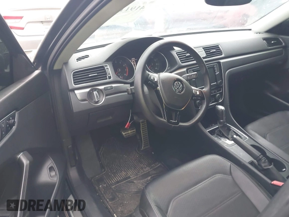 2018 Volkswagen Passat S z VIN 1VWAA7A32JC052245, wystawiony jako IAAI lot #41911668 z przebiegiem 51 634 mil mil oraz . Historia ofert i sprzedaży dostępna na DreamBid. Obrazek 5.