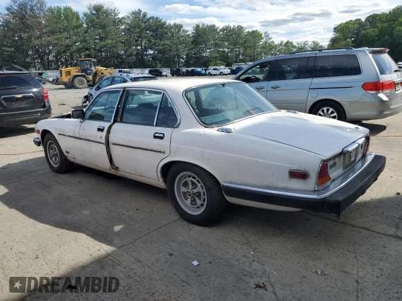 1986 Jaguar XJ z VIN SAJAV1346GC461014, wystawiony jako Copart lot #57785915 z przebiegiem 53 433 mil mil oraz Czysty tytuł • Clean title. Historia ofert i sprzedaży dostępna na DreamBid. Obrazek 2.