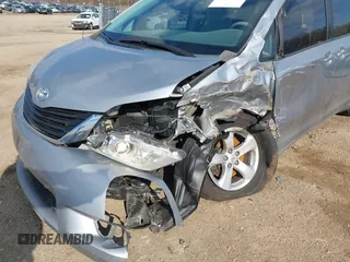 2014 Toyota Sienna LE AAS z VIN 5TDKK3DC9ES454227, wystawiony jako IAAI lot #42030131 z przebiegiem 107 392 mil mil oraz . Historia ofert i sprzedaży dostępna na DreamBid. Obrazek 6.