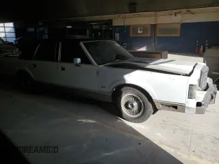 1988 Lincoln Town Car z VIN 1LNBM82F7JY831474, wystawiony jako Copart lot #83751464 z przebiegiem 289 494 mil mil oraz Czysty tytuł • Clean title. Historia ofert i sprzedaży dostępna na DreamBid. Obrazek 4.