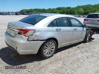 2012 Chrysler 200 Limited z VIN 1C3CCBCB2CN292985, wystawiony jako IAAI lot #42297701 z przebiegiem Nie podano mil oraz . Historia ofert i sprzedaży dostępna na DreamBid. Obrazek 4.