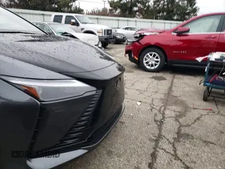 2023 Lexus RZ 450e Premium z VIN JTJAAAAB0PA016532, wystawiony jako Copart lot #39689614 z przebiegiem 4108 mil mil oraz . Historia ofert i sprzedaży dostępna na DreamBid. Obrazek 10.