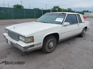 1988 Cadillac DeVille z VIN 1G6CD1156J4269375, wystawiony jako IAAI lot #42203004 z przebiegiem 154 782 mil mil oraz . Historia ofert i sprzedaży dostępna na DreamBid. Obrazek 2.