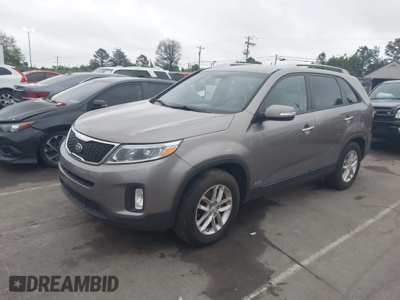 2015 Kia Sorento LX with VIN 5XYKTCA69FG572045, listed as a IAAI auction lot 41960132 with 152,400 mi miles. Bid and sale history available at carsss.com. Image 2.