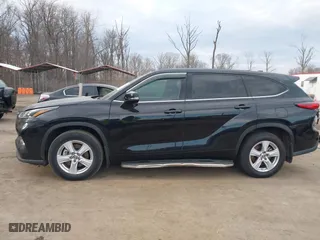 2021 Toyota Highlander L with VIN 5TDBZRBH7MS134660, listed as a IAAI auction lot 41682934 with 121,201 mi miles. Bid and sale history available at carsss.com. Image 14.