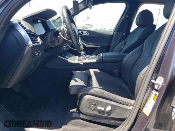 2021 BMW X5 sDrive40i z VIN 5UXCR4C02M9G93906, wystawiony jako Copart lot #63986844 z przebiegiem 32 411 mil mil oraz Szkoda całkowita • Salvage title. Historia ofert i sprzedaży dostępna na DreamBid. Obrazek 7.