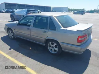 1998 Volvo S70 z VIN YV1LS5342W1453472, wystawiony jako IAAI lot #42124567 z przebiegiem 336 843 mil mil oraz . Historia ofert i sprzedaży dostępna na DreamBid. Obrazek 3.
