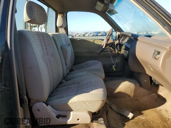 1993 Toyota T100 z VIN JT4VD10C2P0007486, wystawiony jako Copart lot #77669724 z przebiegiem 150 936 mil mil oraz Tytuł czysty. Historia ofert i sprzedaży dostępna na DreamBid. Obrazek 10.