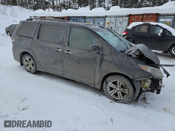 2013 Toyota Sienna SE z VIN 5TDXK3DC1DS363215, wystawiony jako Copart lot #43963015 z przebiegiem Nie podano mil oraz Szkoda całkowita • Salvage title. Historia ofert i sprzedaży dostępna na DreamBid. Obrazek 4.