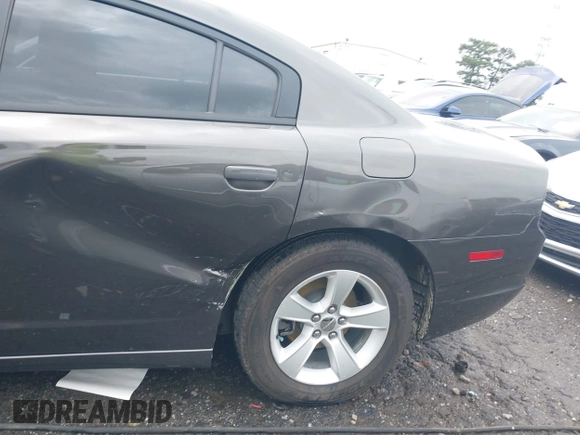 2013 Dodge Charger SE z VIN 2C3CDXBG8DH629628, wystawiony jako IAAI lot #42199220 z przebiegiem 153 556 mil mil oraz . Historia ofert i sprzedaży dostępna na DreamBid. Obrazek 6.