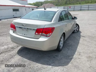 2014 Chevrolet Cruze 1LT z VIN 1G1PC5SB7E7419746, wystawiony jako IAAI lot #42135102 z przebiegiem 134 816 mil mil oraz . Historia ofert i sprzedaży dostępna na DreamBid. Obrazek 4.