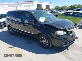 2014 Chrysler Town & Country S with VIN 2C4RC1HG1ER304229, listed as a IAAI auction lot 41807902 with 139,266 mi miles. Bid and sale history available at carsss.com. Image 1.