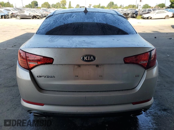 2013 Kia Optima LX z VIN 5XXGM4A74DG156035, wystawiony jako Copart lot #59358245 z przebiegiem 136 540 mil mil oraz Szkoda całkowita • Salvage title. Historia ofert i sprzedaży dostępna na DreamBid. Obrazek 6.