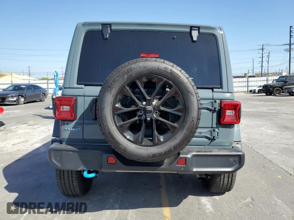 2024 Jeep Wrangler Sahara z VIN 1C4RJXP62RW228549, wystawiony jako Copart lot #57480235 z przebiegiem 6 036 mil mil oraz Szkoda całkowita • Salvage title. Historia ofert i sprzedaży dostępna na DreamBid. Obrazek 6.