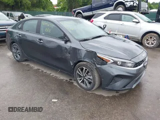 2023 Kia Forte LXS z VIN 3KPF24AD1PE615848, wystawiony jako IAAI lot #42296751 z przebiegiem 31 179 mil mil oraz . Historia ofert i sprzedaży dostępna na DreamBid. Obrazek 1.