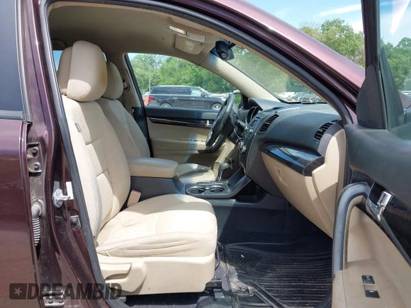 2012 Kia Sorento LX z VIN 5XYKT3A19CG286034, wystawiony jako IAAI lot #42269635 z przebiegiem 163 935 mil mil oraz . Historia ofert i sprzedaży dostępna na DreamBid. Obrazek 5.