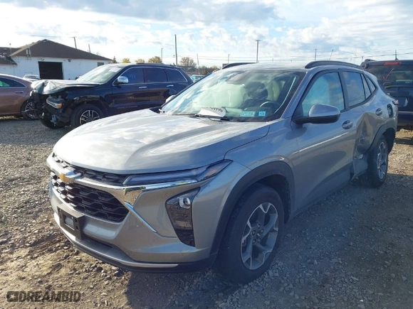 2024 Chevrolet Trax LT with VIN KL77LHE28RC233258, listed as a IAAI auction lot 40764996 with 3,539 mi miles. Bid and sale history available at carsss.com. Image 2.