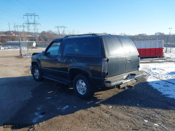 1998 Chevrolet Tahoe with VIN 3GNEK18R5WG130358, listed as a IAAI auction lot 41428005 with 218,513 mi miles. Bid and sale history available at carsss.com. Image 3.