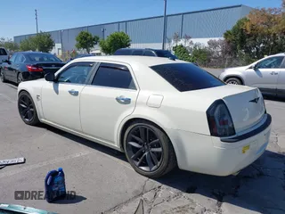 2005 Chrysler 300 C z VIN 2C3AA63H35H519914, wystawiony jako IAAI lot #42394360 z przebiegiem 173 026 mil mil oraz . Historia ofert i sprzedaży dostępna na DreamBid. Obrazek 3.