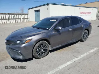 2022 Toyota Camry SE z VIN 4T1G11AK3NU657890, wystawiony jako Copart lot #49311565 z przebiegiem 61 017 mil mil oraz Szkoda całkowita • Salvage title. Historia ofert i sprzedaży dostępna na DreamBid. Obrazek 1.