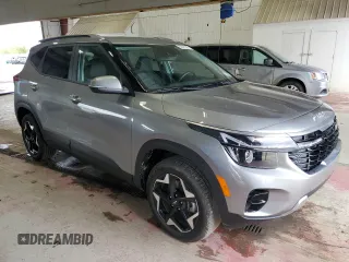 2025 Kia Seltos S z VIN KNDEUCAA7S7684266, wystawiony jako Copart lot #55815285 z przebiegiem 6869 mil mil oraz Szkody całkowita. Historia ofert i sprzedaży dostępna na DreamBid. Obrazek 4.
