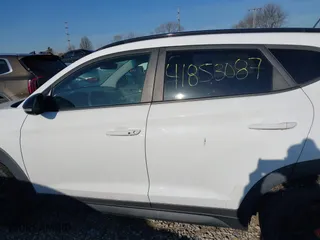 2017 Hyundai Tucson Value with VIN KM8J33A28HU533047, listed as a IAAI auction lot 41853087 with 74,238 mi miles. Bid and sale history available at carsss.com. Image 14.