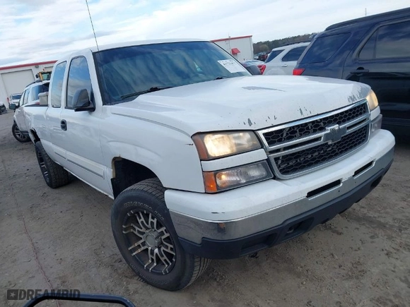 2006 Chevrolet Silverado 1500 LT1 with VIN 2GCEC19T261110996, listed as a IAAI auction lot 41721472 with 242,319 mi miles. Bid and sale history available at carsss.com. Image 1.