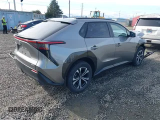 2024 Toyota bZ4X XLE z VIN JTMABACA2RA069207, wystawiony jako IAAI lot #41632667 z przebiegiem 7329 mil mil oraz . Historia ofert i sprzedaży dostępna na DreamBid. Obrazek 4.