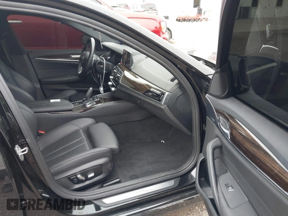 2019 BMW 5 Series 530i z VIN WBAJA5C52KWW06869, wystawiony jako IAAI lot #41494078 z przebiegiem 71 415 mil mil oraz . Historia ofert i sprzedaży dostępna na DreamBid. Obrazek 5.