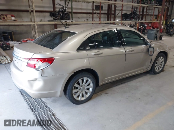 2014 Chrysler 200 Touring z VIN 1C3CCBBBXEN231601, wystawiony jako IAAI lot #41853990 z przebiegiem 169 411 mil mil oraz . Historia ofert i sprzedaży dostępna na DreamBid. Obrazek 4.