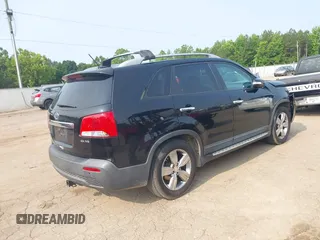 2013 Kia Sorento EX z VIN 5XYKU4A22DG364988, wystawiony jako IAAI lot #42391851 z przebiegiem 221 693 mil mil oraz . Historia ofert i sprzedaży dostępna na DreamBid. Obrazek 4.