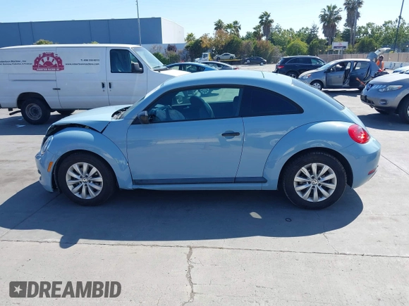 2015 Volkswagen Beetle Fleet Edition z VIN 3VWF17AT6FM639589, wystawiony jako IAAI lot #42538753 z przebiegiem 104 935 mil mil oraz . Historia ofert i sprzedaży dostępna na DreamBid. Obrazek 14.