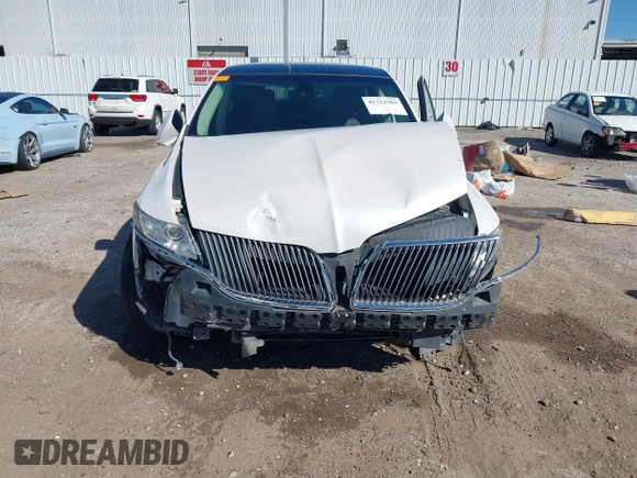 2016 Lincoln MKT EcoBoost z VIN 2LMHJ5AT0GBL00877, wystawiony jako IAAI lot #41722584 z przebiegiem 148 585 mil mil oraz . Historia ofert i sprzedaży dostępna na DreamBid. Obrazek 6.