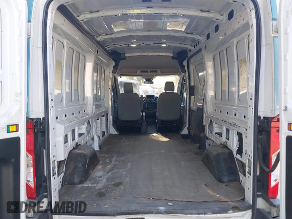 2018 Ford Transit z VIN 1FTYR2CM7JKA26085, wystawiony jako IAAI lot #42323037 z przebiegiem 131 121 mil mil oraz . Historia ofert i sprzedaży dostępna na DreamBid. Obrazek 19.