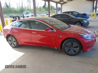 2020 Tesla Model 3 Standard Range Plus z VIN 5YJ3E1EA7LF611669, wystawiony jako IAAI lot #42179974 z przebiegiem 17 696 mil mil oraz . Historia ofert i sprzedaży dostępna na DreamBid. Obrazek 14.