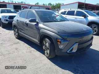 2024 Hyundai Kona SEL с VIN KM8HB3ABXRU131582, выставлен на аукционе IAAI как лот 40942994 с пробегом 4 231 миль миль и . История ставок и продаж доступна на DreamBid. Изображение 1.