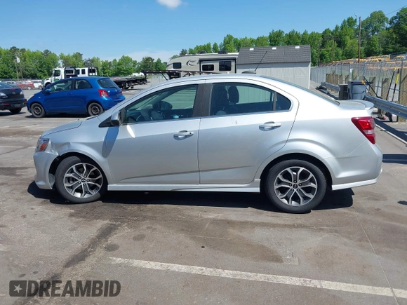 2019 Chevrolet Sonic LT z VIN 1G1JD5SB3K4112641, wystawiony jako IAAI lot #42183793 z przebiegiem 45 418 mil mil oraz . Historia ofert i sprzedaży dostępna na DreamBid. Obrazek 15.