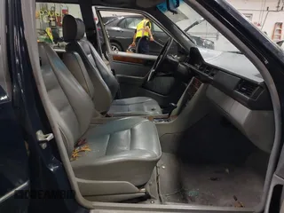 1990 Mercedes-Benz 300 E с VIN WDBEA30D3LB235863, выставлен на аукционе IAAI как лот 40519459 с пробегом 142 260 миль миль и . История ставок и продаж доступна на DreamBid. Изображение 5.